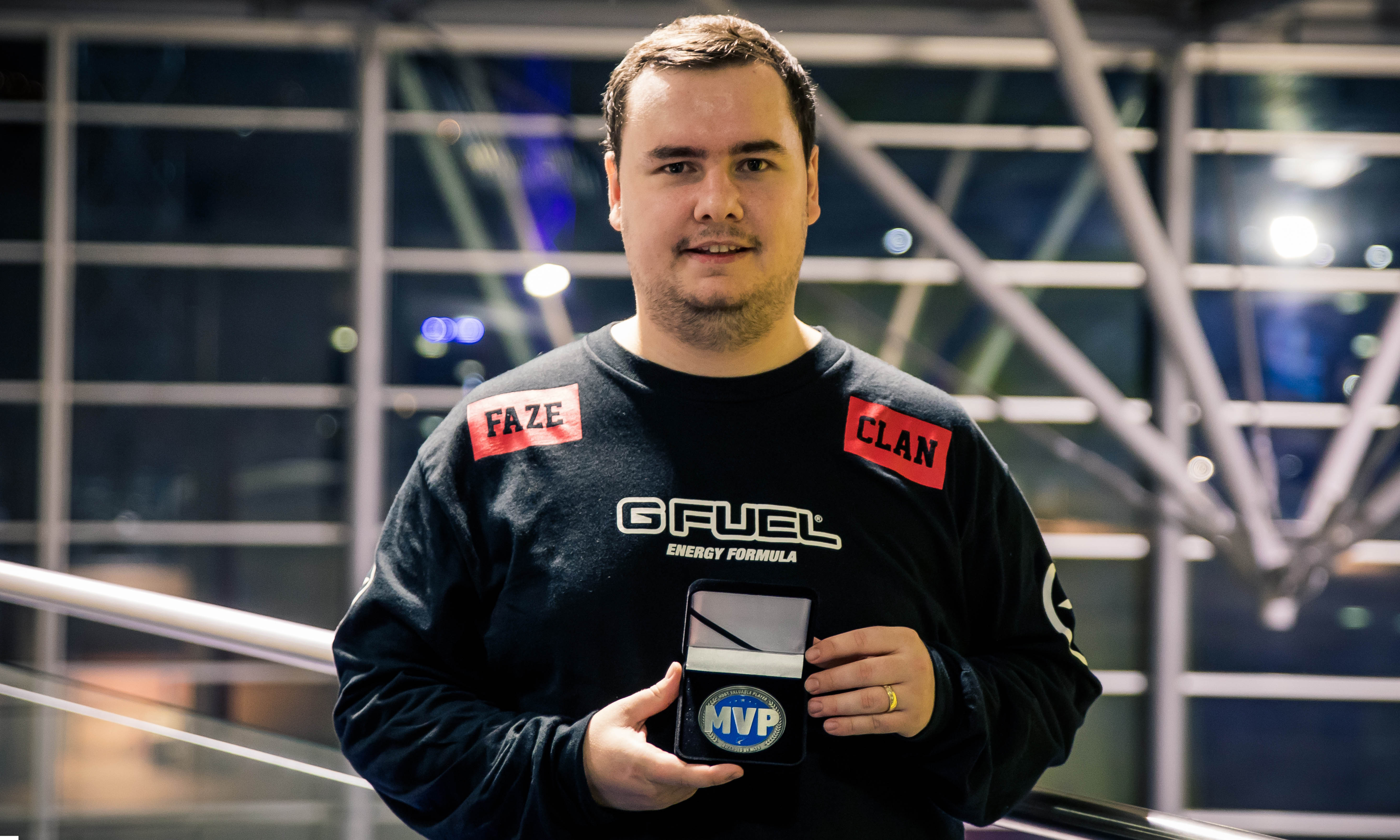 LPL美女解说鼓鼓业务水平遭质疑，微博惨遭爆破