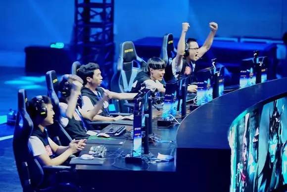 冒泡赛第一日WBG vs LNG赛前海报：三号种子稳辣！